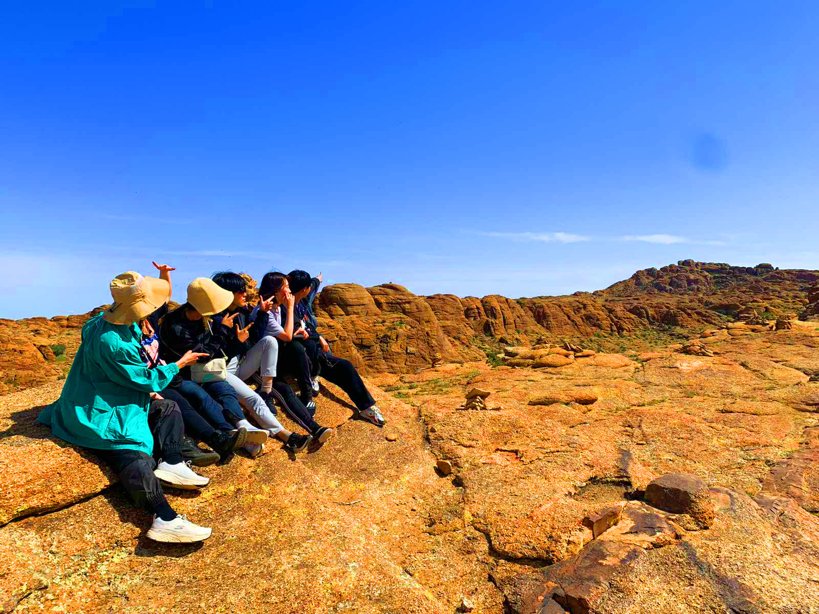 Trekking in Bagagazriin chuluu