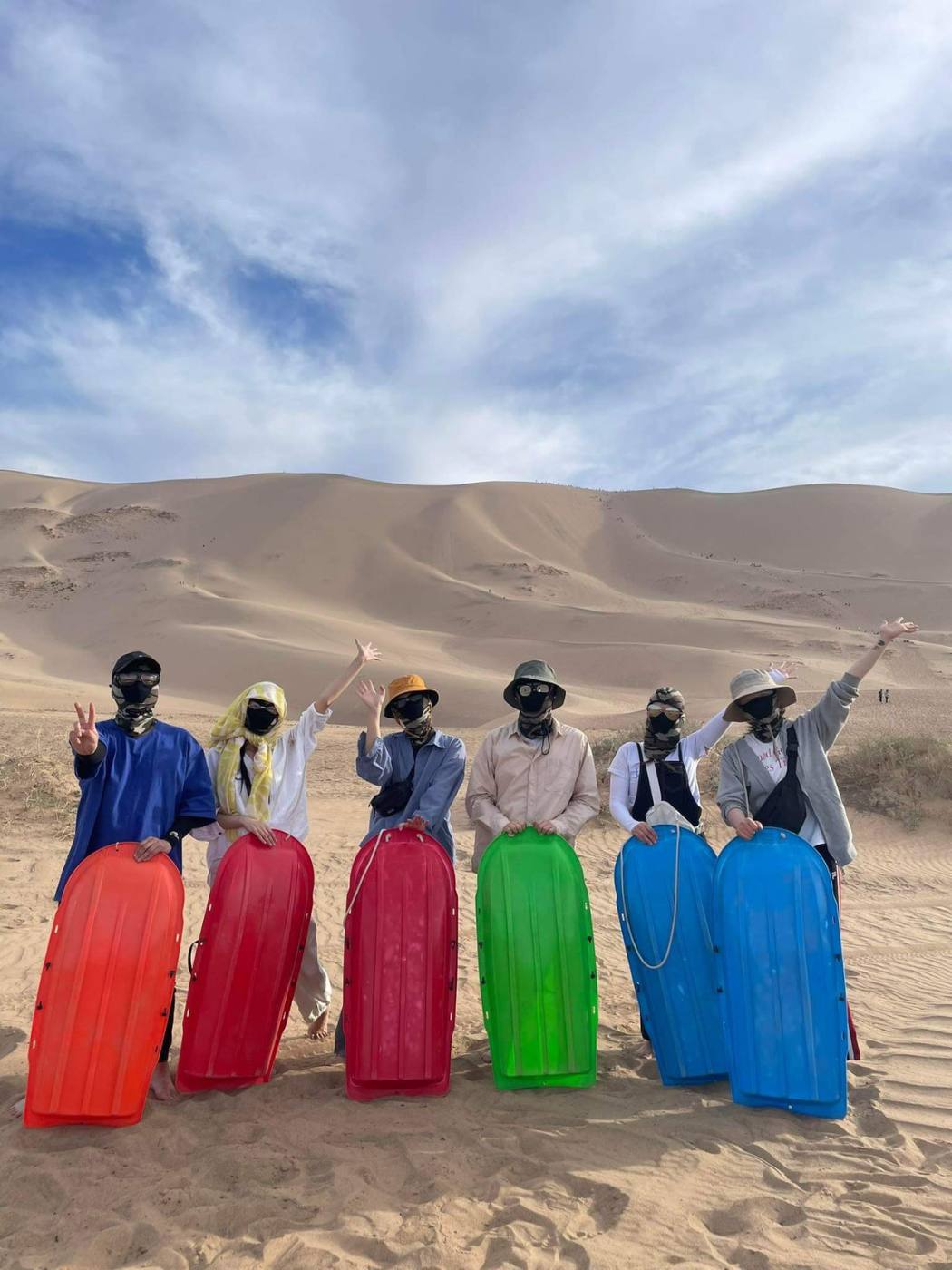 ホンゴル砂丘でのサンドボード体験 / Sandboarding at Khongor Sand Dunes